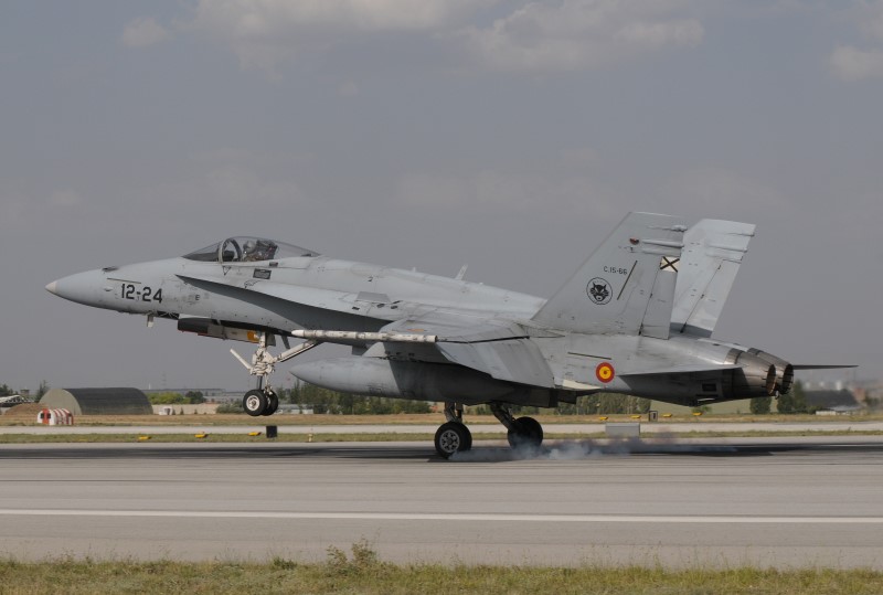 Photo 34.JPG - A Spanish EF-18A (M) "Hornet" in the moment of "contact" 